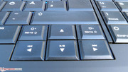 As teclas direcionais estão ligeiramente separadas do resto do teclado