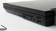 O Dell Latitude E6500 oferece todos os portos importantes diretamente no case, entre outros um porto de tela digital e uma conexão eSATA.