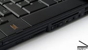 O computador portátil também pode se exibir com suas extensas características de segurança como o leitor de impressões digitais, chip TPM e um leitor SmartCard.