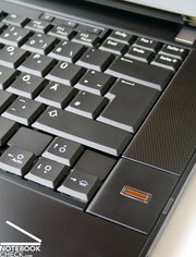 O teclado é claramente caracterizado por ter uma  boa disposição e o tamanho das teclas ser bom.