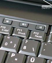O E6500 oferece somente três botões que controlam a saída de som.