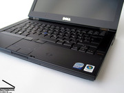 Oticamente o Dell Latitude E6400 não pode ser distinguido do seu colega Workstation o Precision M2400.