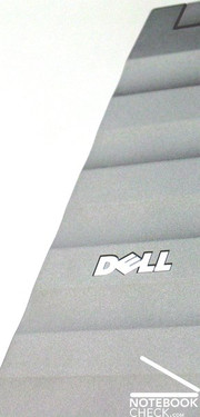Um aspecto marcante deste Dell Precision M4400 é seguramente a tampa ondulada feita de magnésio e com acabamento prateado.