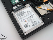 O dispositivo de armazenagem massivo integrado do exemplar de teste era um  muito veloz SSD da Samsung.