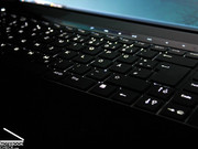 Facilita o uso do teclado em ambientes escuros.