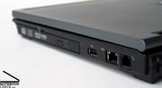 Os portos nas laterais do portátil basicamente cobrem os portos padrão USB, VGA, e FireWire, porque um porto docking permite ampliar a conectividade.