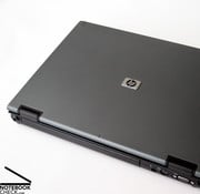Este portátil tem o típico visual de negócios da HP com superfícies azuis-cinzas e uma unidade base preta.