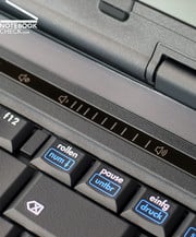 As hot keys são áreas sensíveis ao toque em uma moldura acima do teclado.
