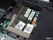Também apresenta 4GB de memória de sistema (DDR2), como ocorre com todas as variantes do modelo.