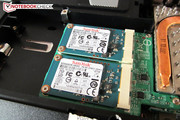 Dois pequenos SSDs mSATA funcionam em modo RAID0.