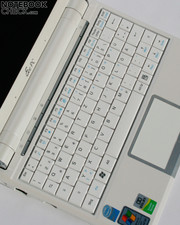 O touchpad aceita, como no Eee PC 900, comandos Multitouch.