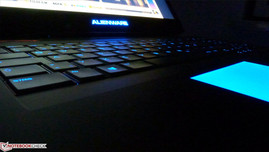 O teclado de alta qualidade pode ser separado em quatro áreas de iluminação