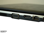 Uma conexão HDMI para imagem digital e transferência de som também pertencem à conexão vídeo no meio do lado esquerdo.