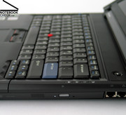 Os pontos fortes e incongruências do teclado estão também presentes neste SL400.