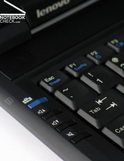 As teclas adicionais para controlo do volume de som e para abrir a aplicação Lenovo Care Tools pode ser encontrada no lado esquerdo do teclado.
