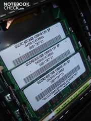 A RAM consiste de três módulos com dois GBytes cada um
