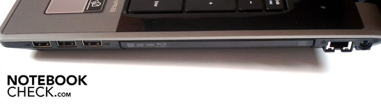 Lado direito: 3x USB 2.0, Blu-Ray-driver, RJ-45 Gigabit-Lan, entrada DC