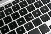 O teclado com teclas singulares ajusta-se no chassis e aposta na excelente iluminação de teclado nas teclas.