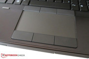O touchpad revestido levemente com borracha possui uma largura agradável.