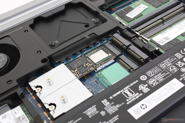 Há suporte para até quatro SSDs PCIe4 x4 M.2 2280 internos. Duas unidades são empilhadas verticalmente para economizar espaço