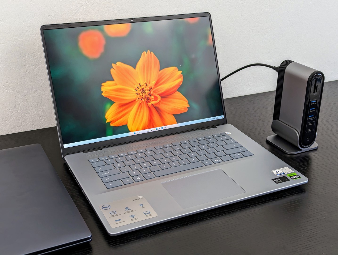Análise do laptop Dell Inspiron 16 Plus 7640: Pequenas, mas