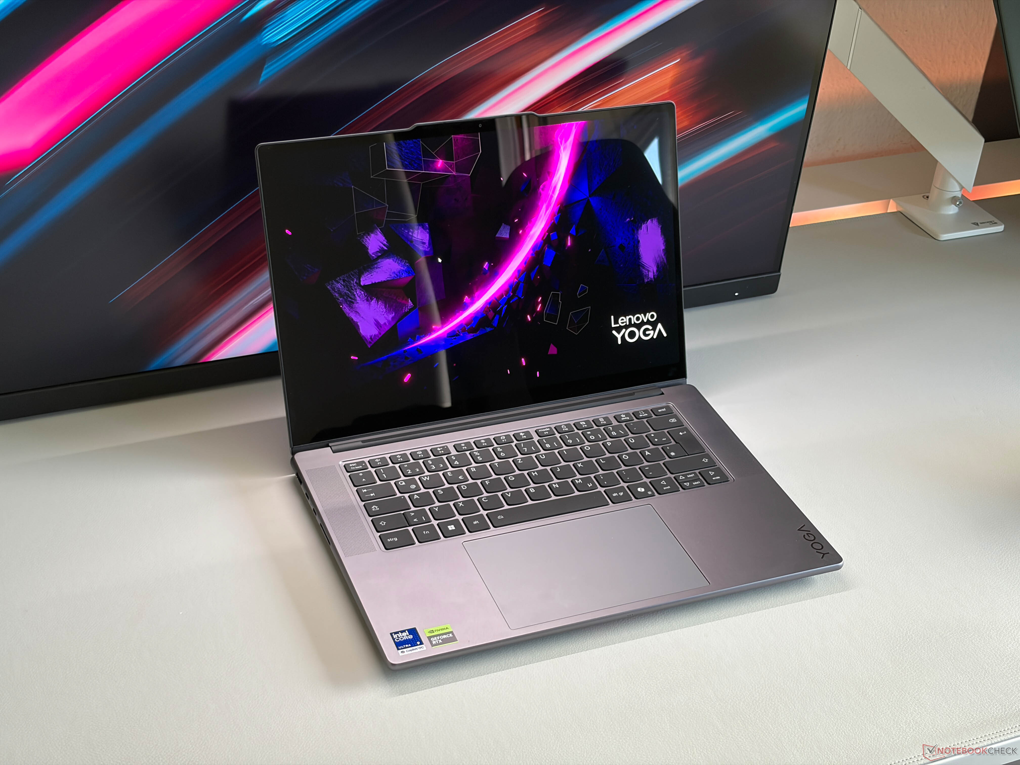 Excelente laptop multimídia de 15 polegadas com OLED de 1.100 nits - Análise do Lenovo Yoga Pro 7i Aura Edition