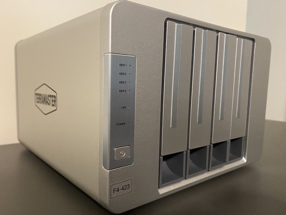 TerraMaster F4-423 prático: NAS rápido de 4 baias com uma atraente