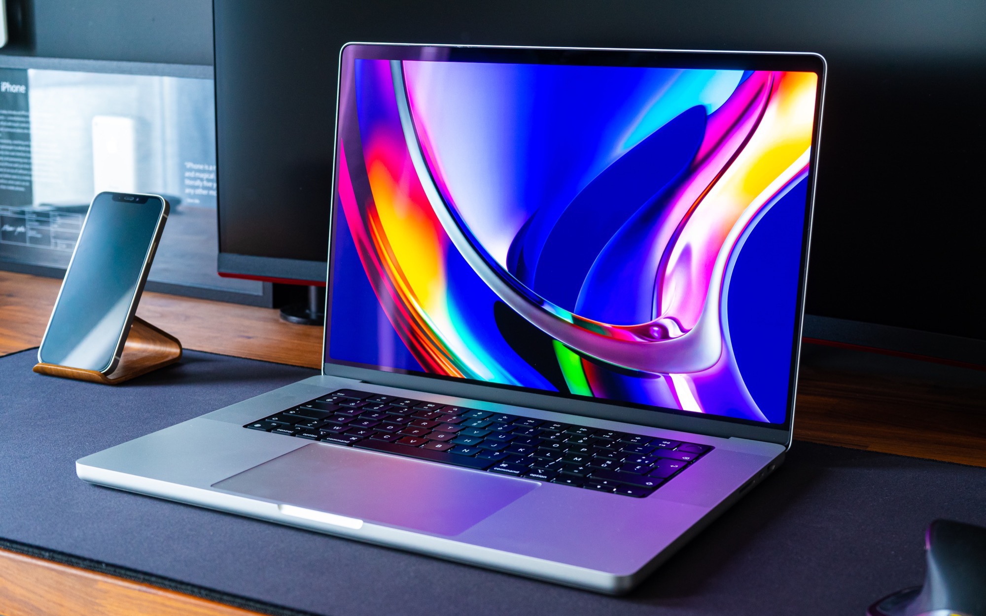 O primeiro Apple MacBook com visor OLED não chegará antes de 2025, mas