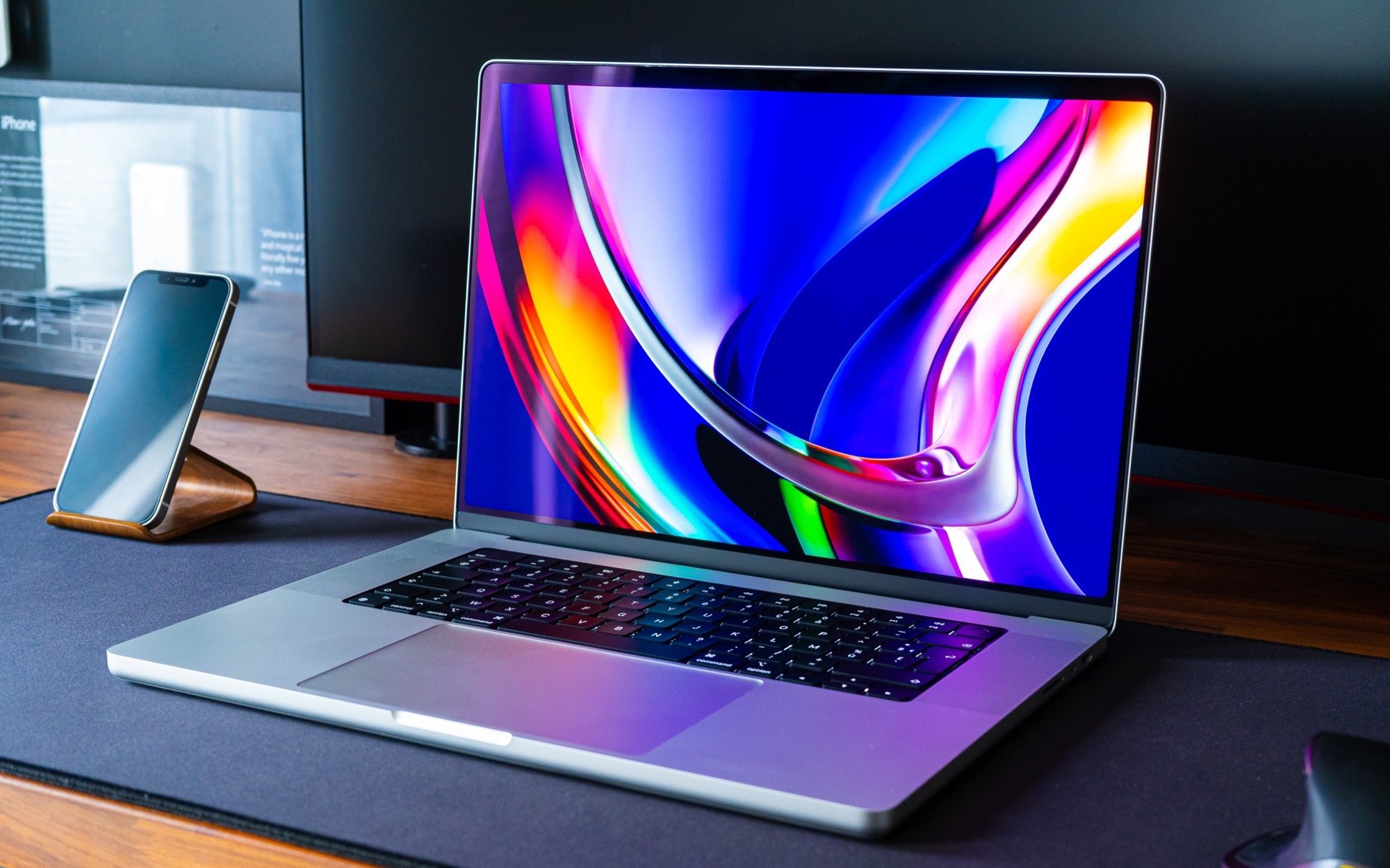 O primeiro Apple MacBook com visor OLED não chegará antes de 2025, mas