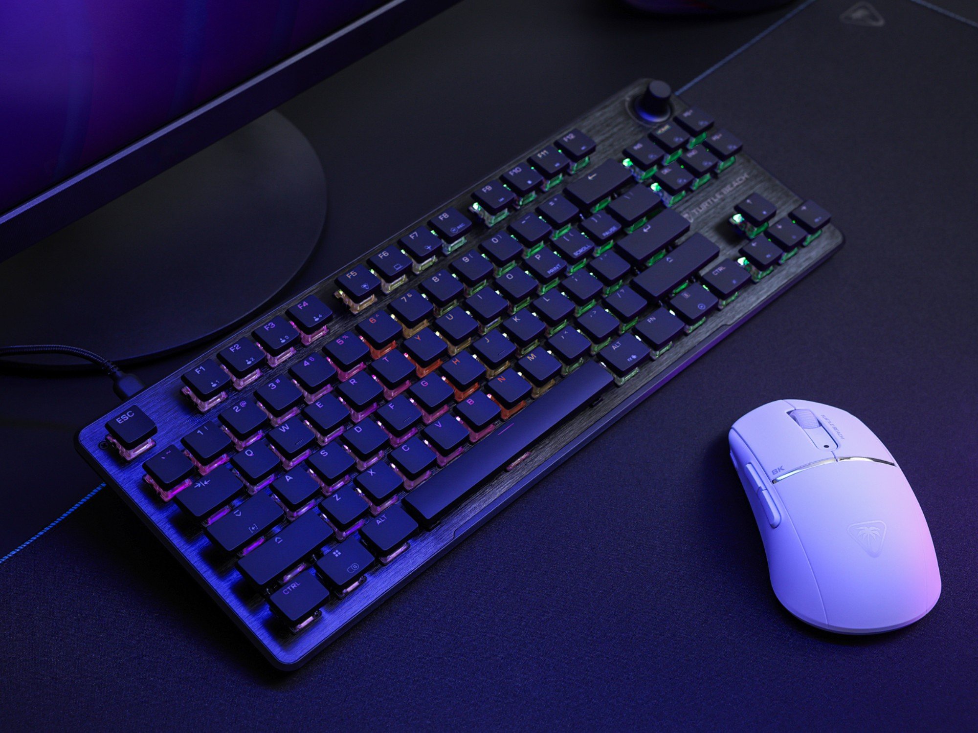 Teclado para jogos Turtle Beach Vulcan II TKL ao lado do mouse em um desktop
