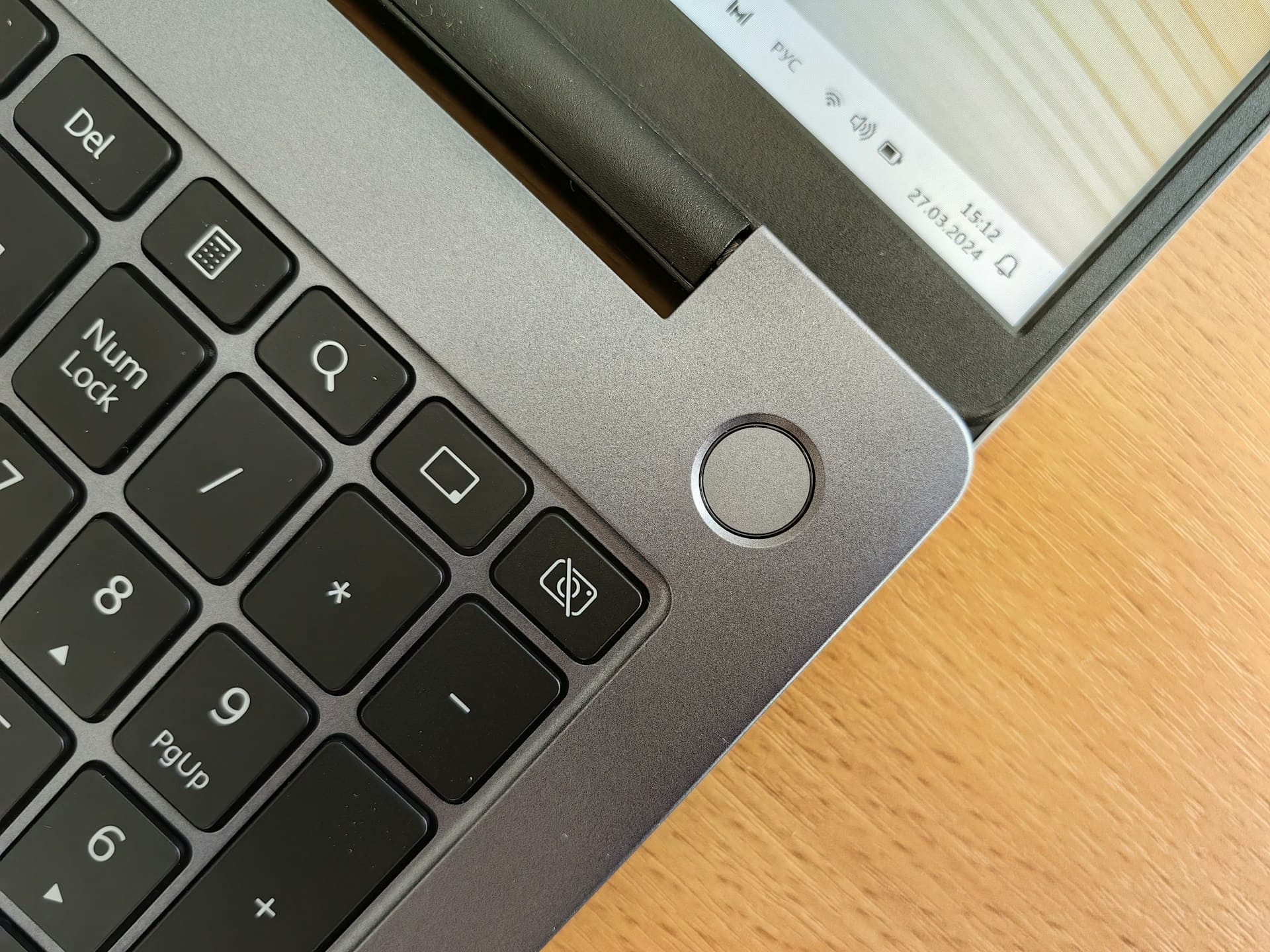 Laptop Windows em cima de uma mesa de madeira (Fonte da imagem: Andrey Matveev - Unsplash)