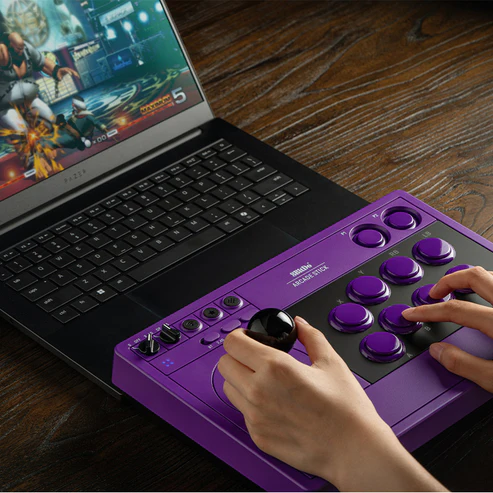 O Arcade Stick da 8BitDo é compatível com PCs com Windows.