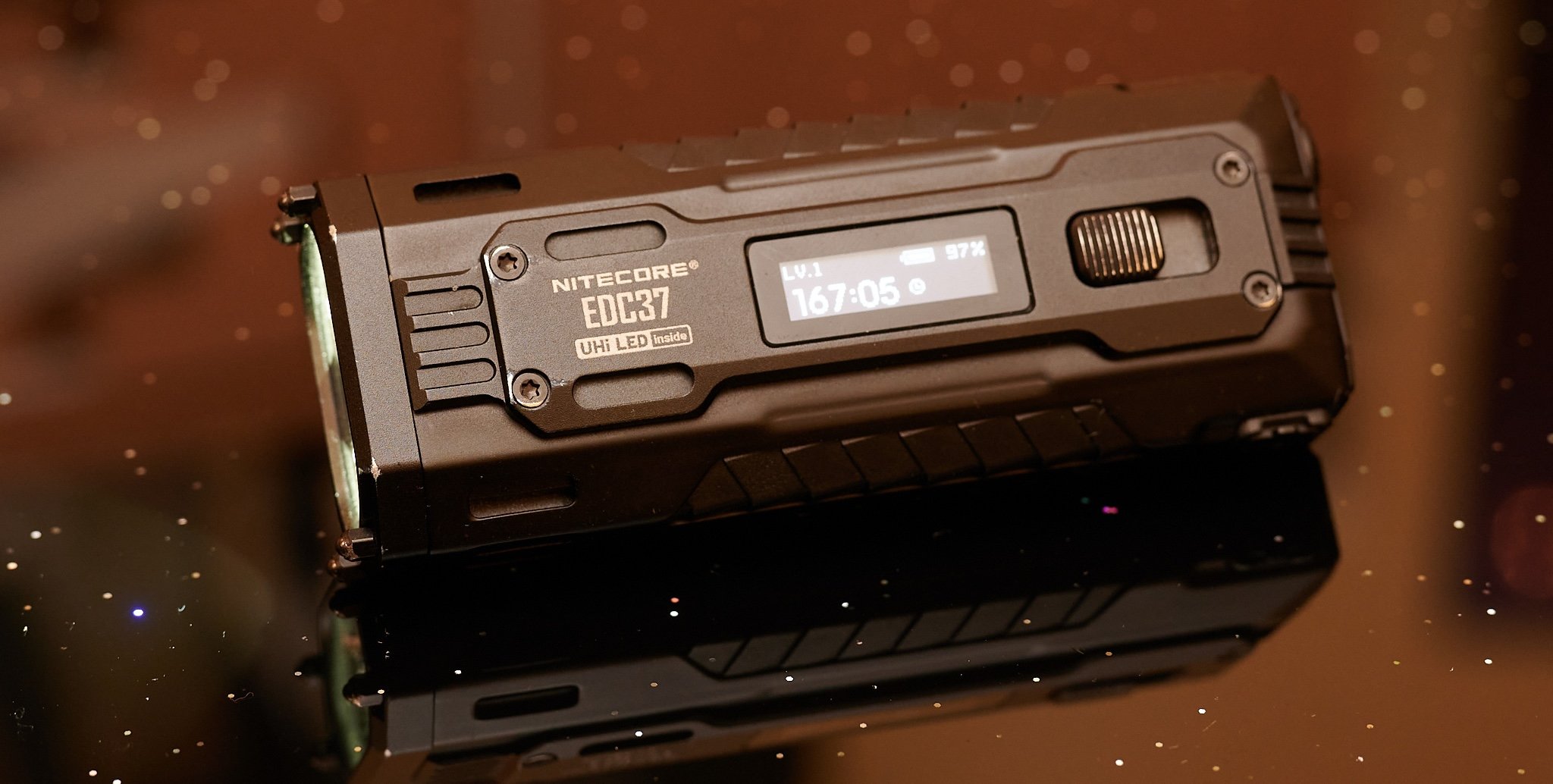 O Nitecore EDC37 tem uma tela OLED (Fonte da imagem: Andreas Sebayang/Notebookcheck)