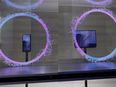 O novo smartphone da Samsung dobrado à esquerda e desdobrado à direita (Fonte da imagem: Park Ji-min, Chosun.com)