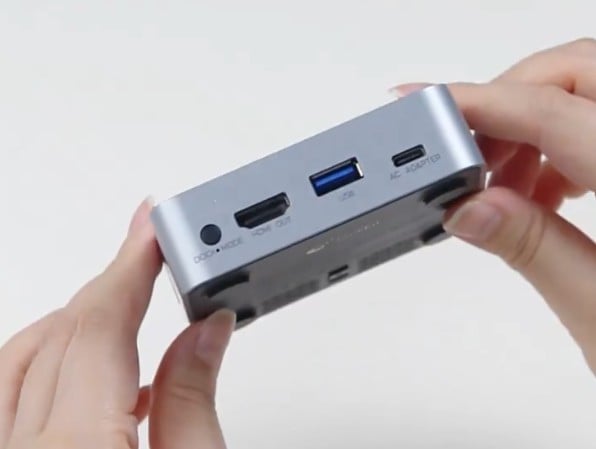 O novo dock da Gulikit tem três portas na parte traseira, como seu antecessor.