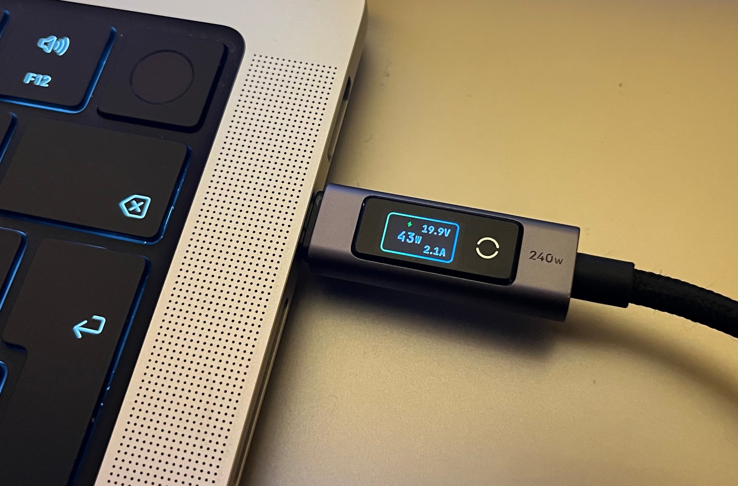 Primeiras impressões do cabo USB-C da Ugreen com visor e botão sensível ...