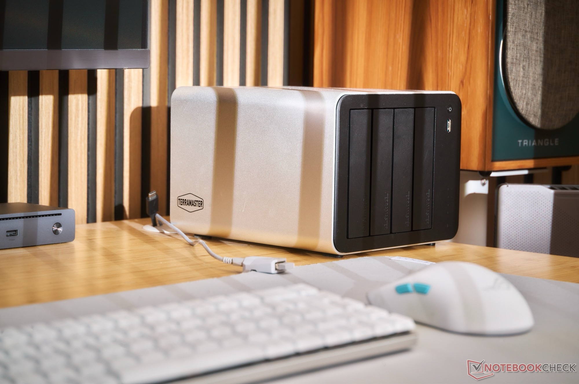 O TerraMaster F4-425 Plus comporta quatro discos rígidos e três SSDs M.2. (Fonte da imagem: Notebookcheck)