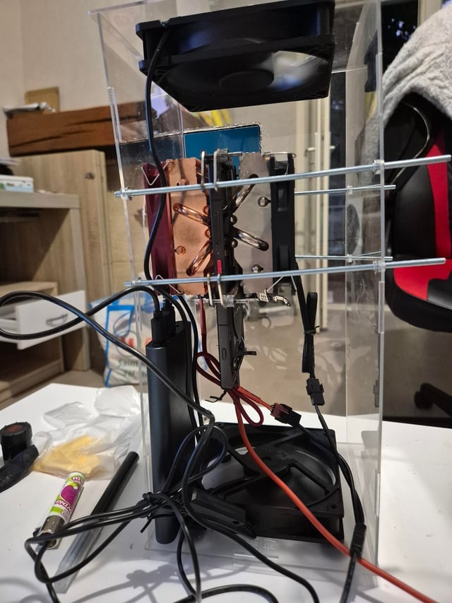 O gabinete que acomoda o Z70 Ultra modificado
