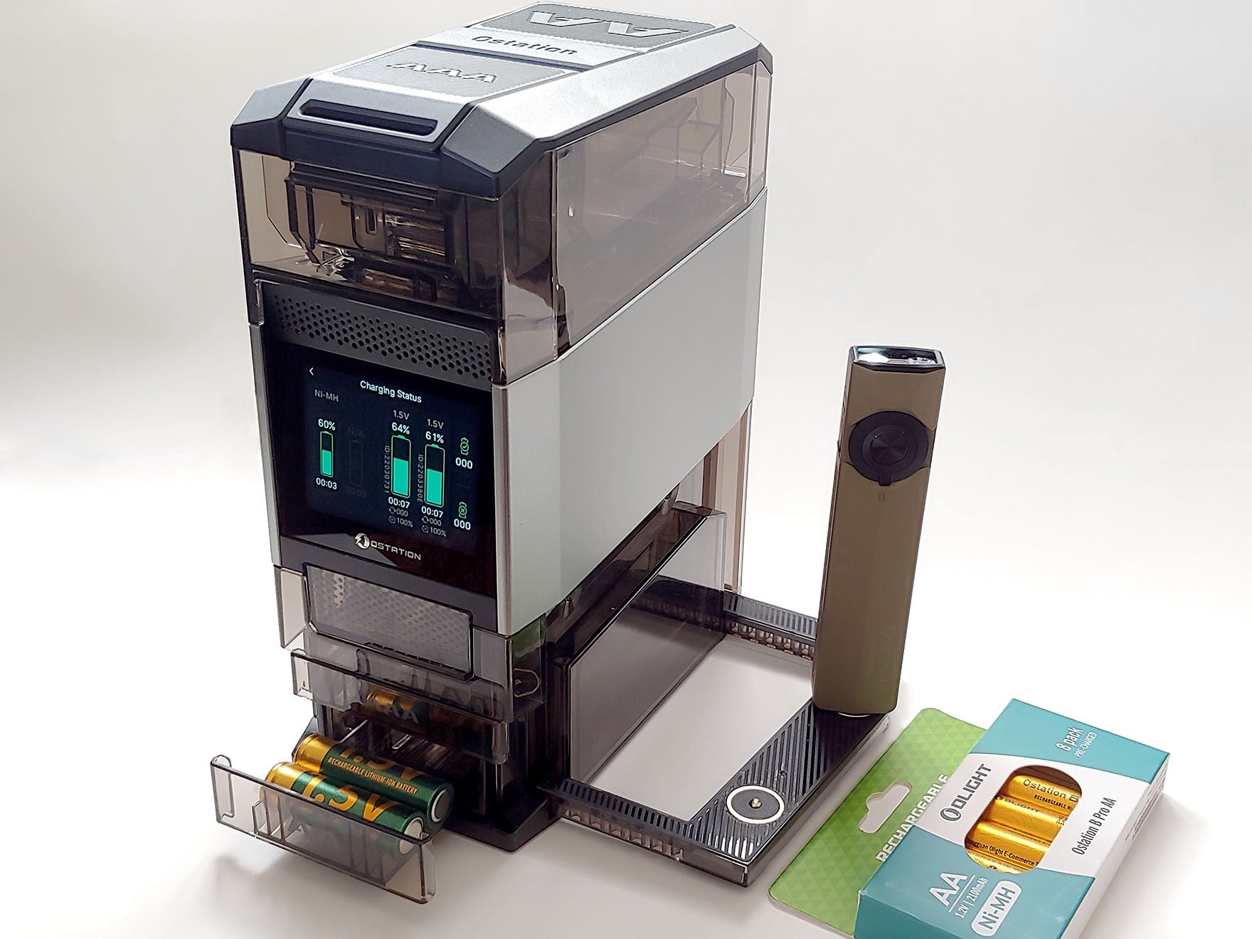 O Ostation 2 Pro simplifica o carregamento e o armazenamento de baterias AA e AAA recarregáveis. (Fonte da imagem: Notebookcheck)