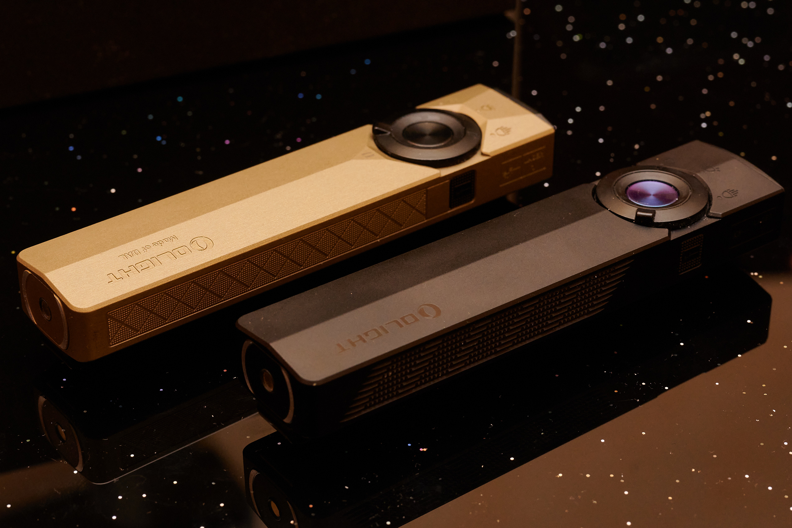 O Arkpro Ultra (acima) e o Arkpro (abaixo, preto) no teste. (Fonte da imagem: Andreas Sebayang/Notebookcheck.com)