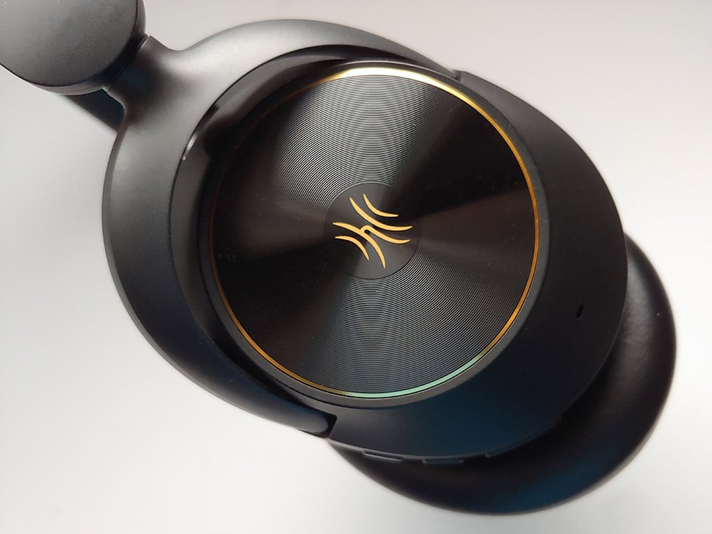 Os fones de ouvido OneOdio Focus A6 com cancelamento de ruído reproduzem música de alta resolução com vocais claros a um preço acessível. (Fonte da imagem: Notebookcheck)