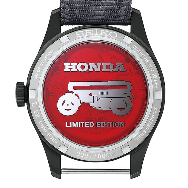 Vista traseira do Seiko 5 Sports Field x Honda Motocompo Edição Limitada, mostrando o fundo transparente da caixa com a silhueta do Motocompo e o número de série gravado.