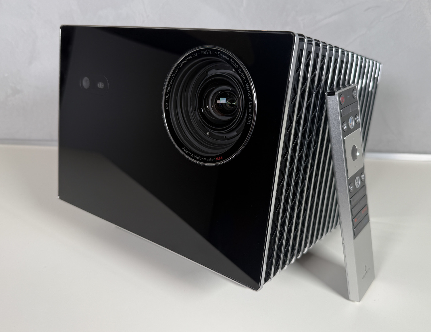 Este brilhante projetor a laser 4K permite que o senhor veja os