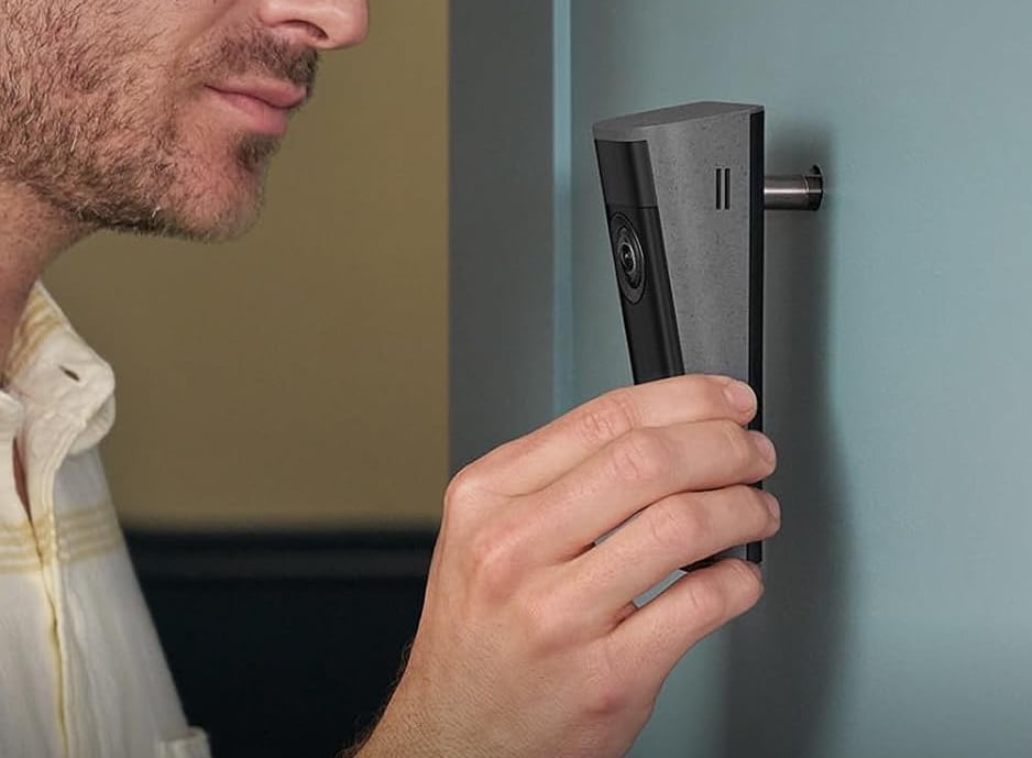 A Ring Peephole Camera 2K transforma um olho mágico já instalado na porta em uma câmera de segurança inteligente, sem a necessidade de perfuração
