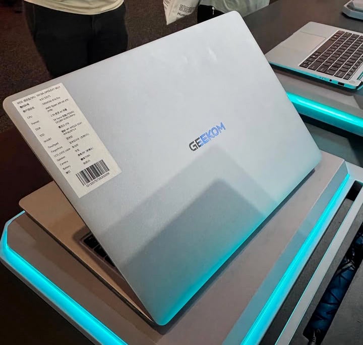 O Geekom GeekBook X16 Pro apresenta uma estrutura de alta qualidade em liga de magnésio.