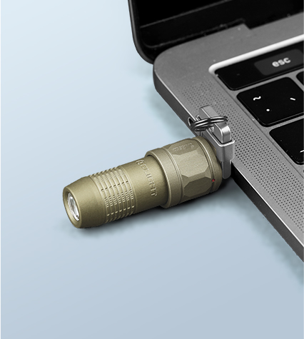 O iUltra pode ser conectado diretamente a um laptop para carregamento (Fonte da imagem: Olight)