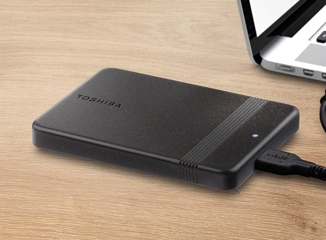 O disco rígido portátil Toshiba Canvio Ready apresenta um chassi na cor preta com cantos arredondados e uma faixa estreita para facilitar o manuseio.