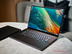 O ProArt P16 recebeu várias atualizações desde seu lançamento original, há mais de um ano. (Fonte da imagem: Notebookcheck)