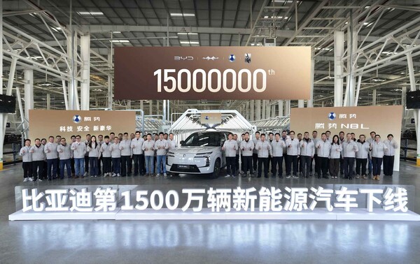 Recorde de produção: A BYD comemorou a produção de seu 15 milhões de veículos de energia nova (NEV). Um Denza N8L saiu da linha de montagem na fábrica de Jinan, na China, como o modelo de aniversário. (Imagem: BYD)
