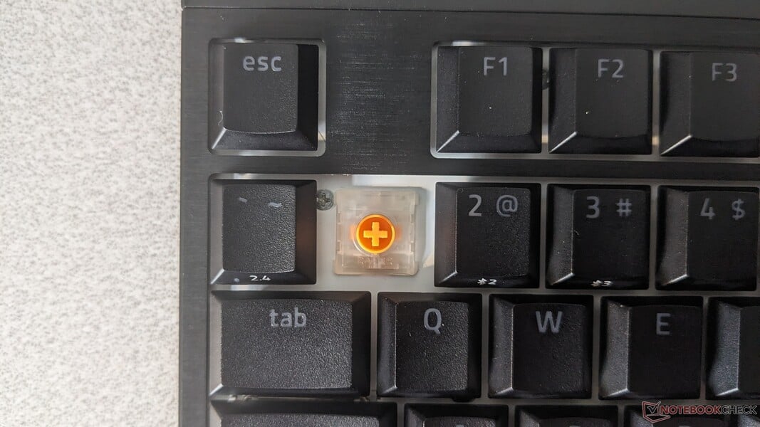 Switches laranja táteis de baixo perfil no BlackWidow V4 HyperSpeed TKL